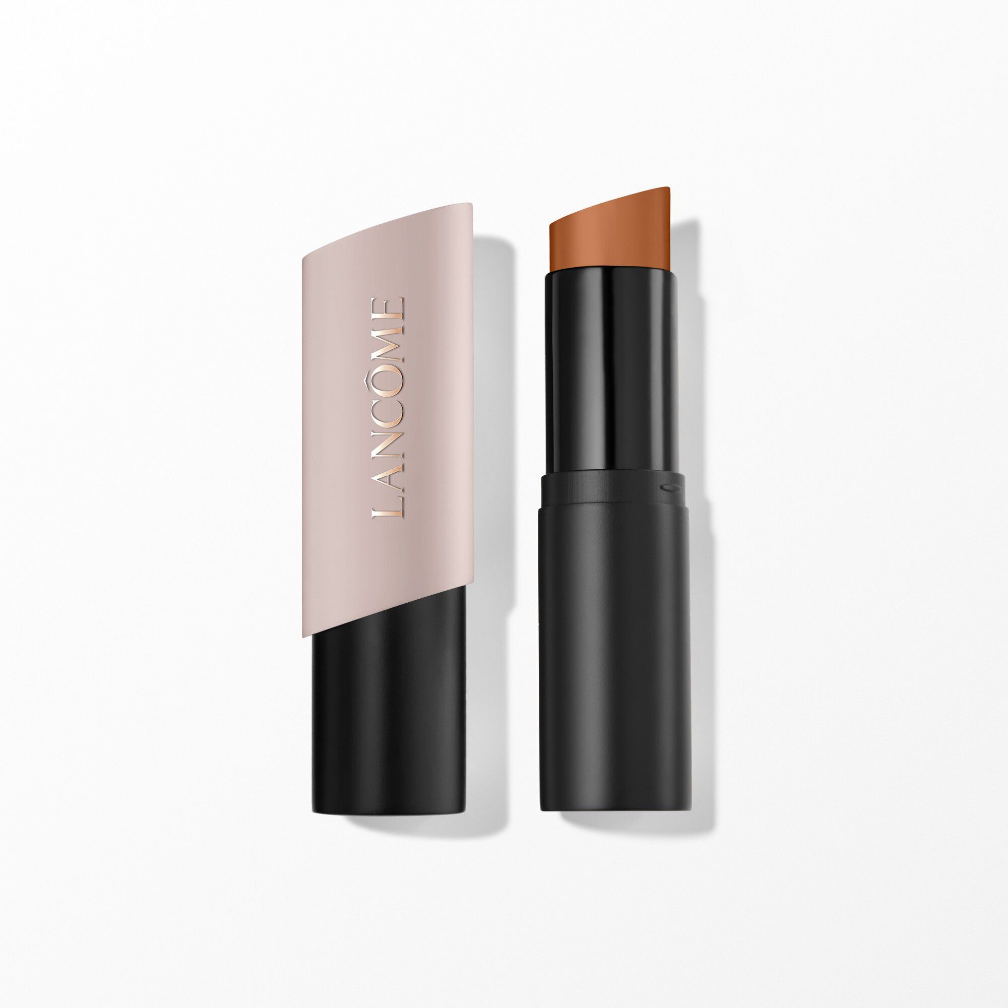 Teint Idole Shape Stick Foundation avec un bouchon ouvert.
