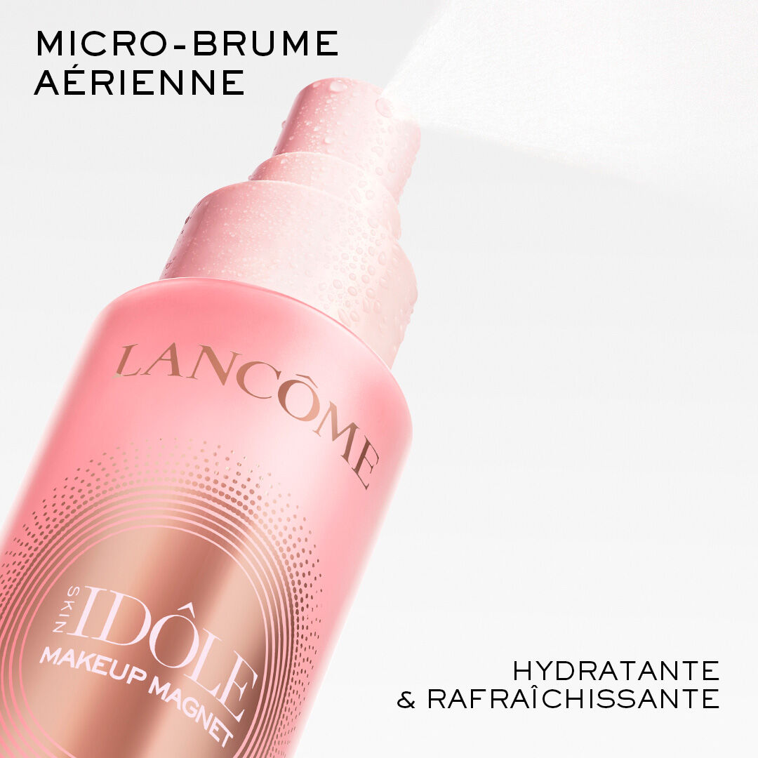 Mannequin se vaporisant un spray fixateur fin sur le visage, les yeux fermes.
