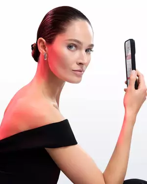 Visuel beaute Lancome, une jeune femme tenant un telephone