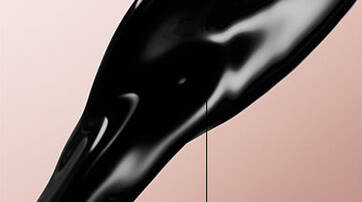 A close-up of a glossy black emulsion gel flowing smoothly against a soft, light background. The text "FORMULE EMULSION GEL" is displayed next to the gel.