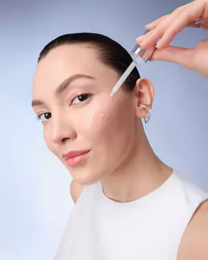 Visuel d'application du serum Genifique