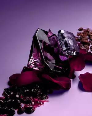 nature morte du parfum Tresor la Nuit