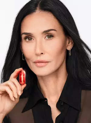 Visuel cle de Demi Moore pour Absolue Longevity MD Lancome