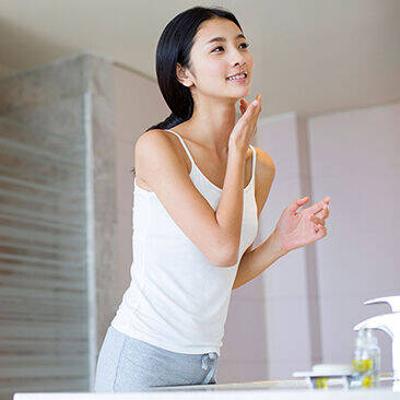 POURQUOI VOUS AVEZ BESOIN D'UN SERUM POUR LE VISAGE DANS VOTRE ROUTINE BEAUTE