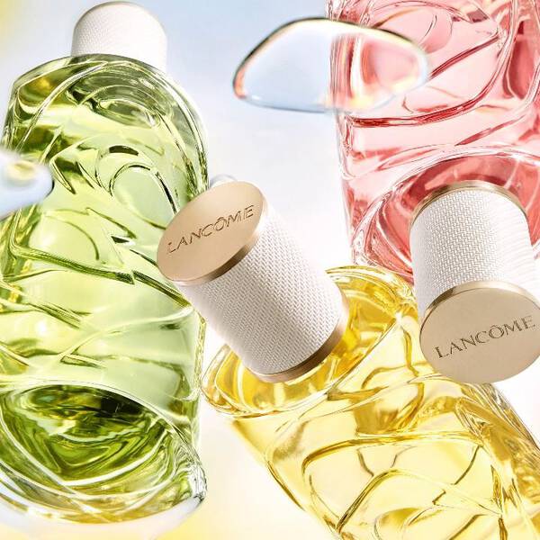Gouttes de liquide colorees sur un fond blanc, creant un effet visuel vibrant et dynamique.
