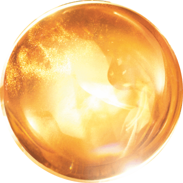 Boule doree brillante avec des reflets scintillants, evoquant la chaleur et la lumiere d'un soleil eclatant.