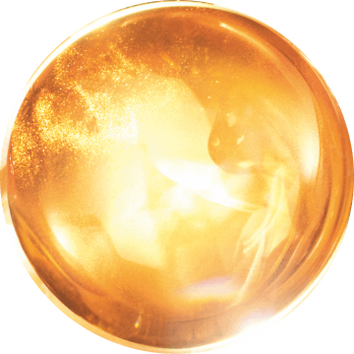 Boule doree brillante avec des reflets scintillants, evoquant la chaleur et la lumiere d'un soleil eclatant.