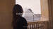 Une femme se tient pres de balustrade, regardant la pyramide du Louvre a Paris. Le texte indique "TRESOR MOMENTS WITH PENELOPE CRUZ" et "This morning".