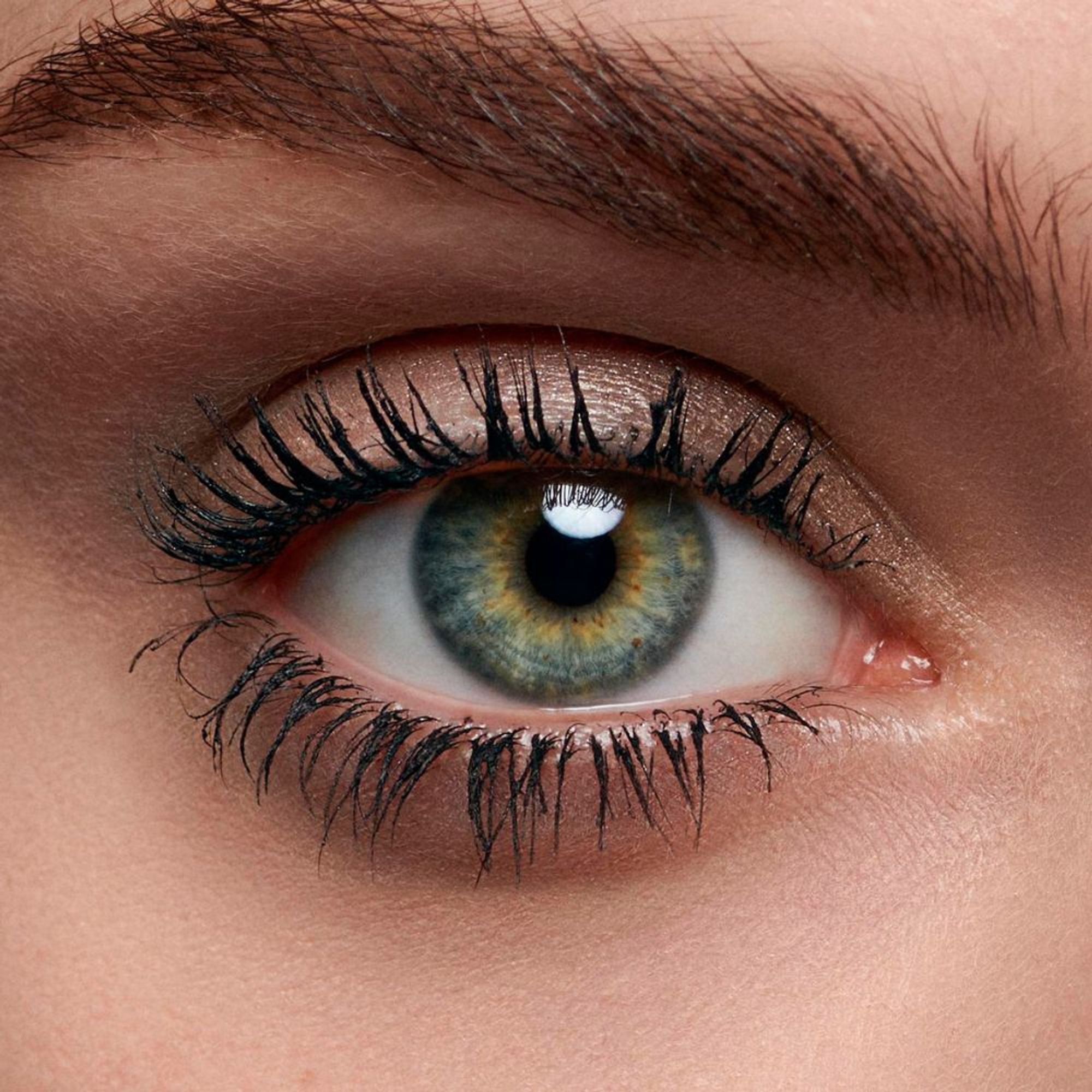 Decouvrez comment bien appliquer parfaitement son mascara sur les cils avec Lancome. Grace a nos conseils, vous eviterez les paquets sur les yeux.