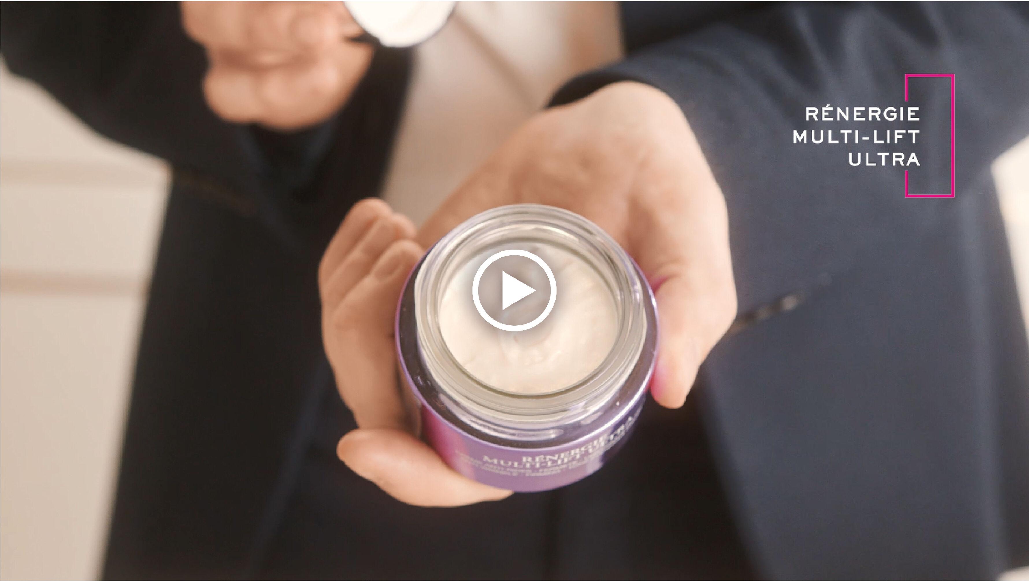Un homme presentant un pot de creme Renergie Multi-Lift Ultra, pret a l'appliquer.