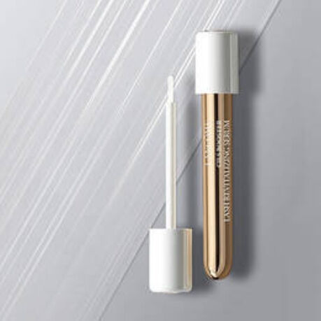 LA TOUTE PREMIERE ROUTINE DE CILS AVEC LE LASH REVITALIZING SERUM