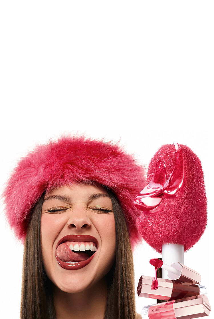 Publicite Lancome Lip Idole Juicytreat avec Olivia Rodrigo, souriante, levres brillantes, chapeau rose. Levres pelucheuses, hydratation.