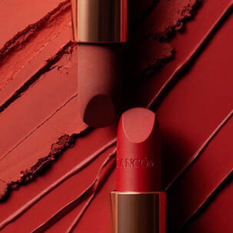 L'ABSOLU ROUGE MATTE, LE ROUGE A LEVRES LE PLUS EMBLEMATIQUE DE LANCOME QUI TIENT SUR VOS LEVRES