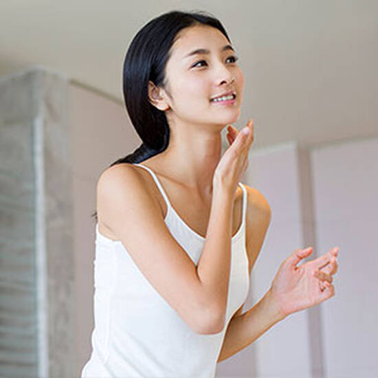 POURQUOI VOUS AVEZ BESOIN D'UN SERUM POUR LE VISAGE DANS VOTRE ROUTINE BEAUTE