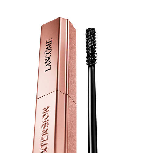 Un tube de mascara Lancome en rose dore avec une brosse noire a cote.