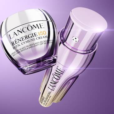 Image d’un pot et d’un flacon de produits de soins de la peau Lancome, avec des etiquettes indiquant "RENERGIE H.P.N. UVMUNE CREAM SPF 50". Fond violet.