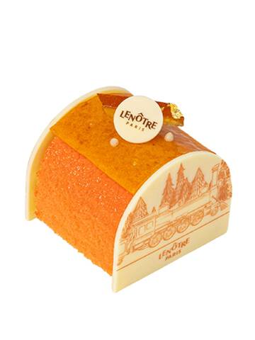 Une petite buche elegante glacee a l'orange avec une base en chocolat blanc et un petit element decoratif sur le dessus.