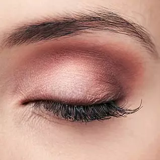 Decouvrez comment bien appliquer parfaitement son mascara sur les cils avec Lancome. Grace a nos conseils, vous eviterez les paquets sur les yeux.