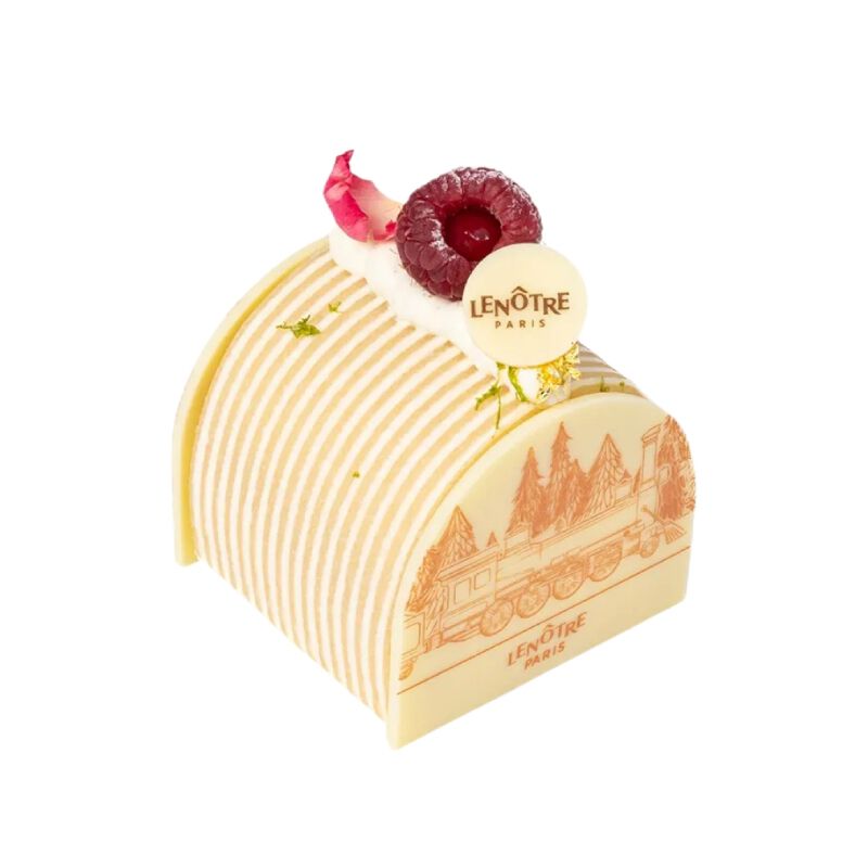 Une petite buche elegante au chocolat blanc garnie de cerises et de touches roses.