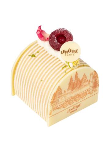 Une petite buche elegante au chocolat blanc garnie de cerises et de touches roses.