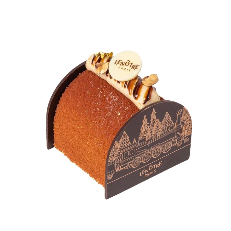 Une petite buche elegante avec un glacage marron brillant, decoree de noix et d'accents en chocolat sur les cotes.