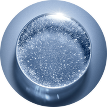 Une bille transparente avec des bulles d'air, sur un fond bleu clair brillant.