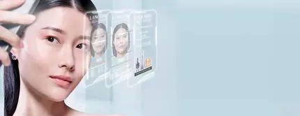 Une femme asiatique regarde avec interet un ecran affichant des produits de soin de la peau de Lancome.