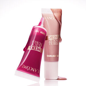 Le mascara Lash Idole Curl Goddess de Lancome dans son flacon or rose metallique, presente
            avec sa brosse recourbee sur un fond de volutes de texture noire brillante.