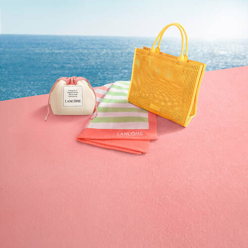 Un sac de plage, une pochette et des disques demaquillants
