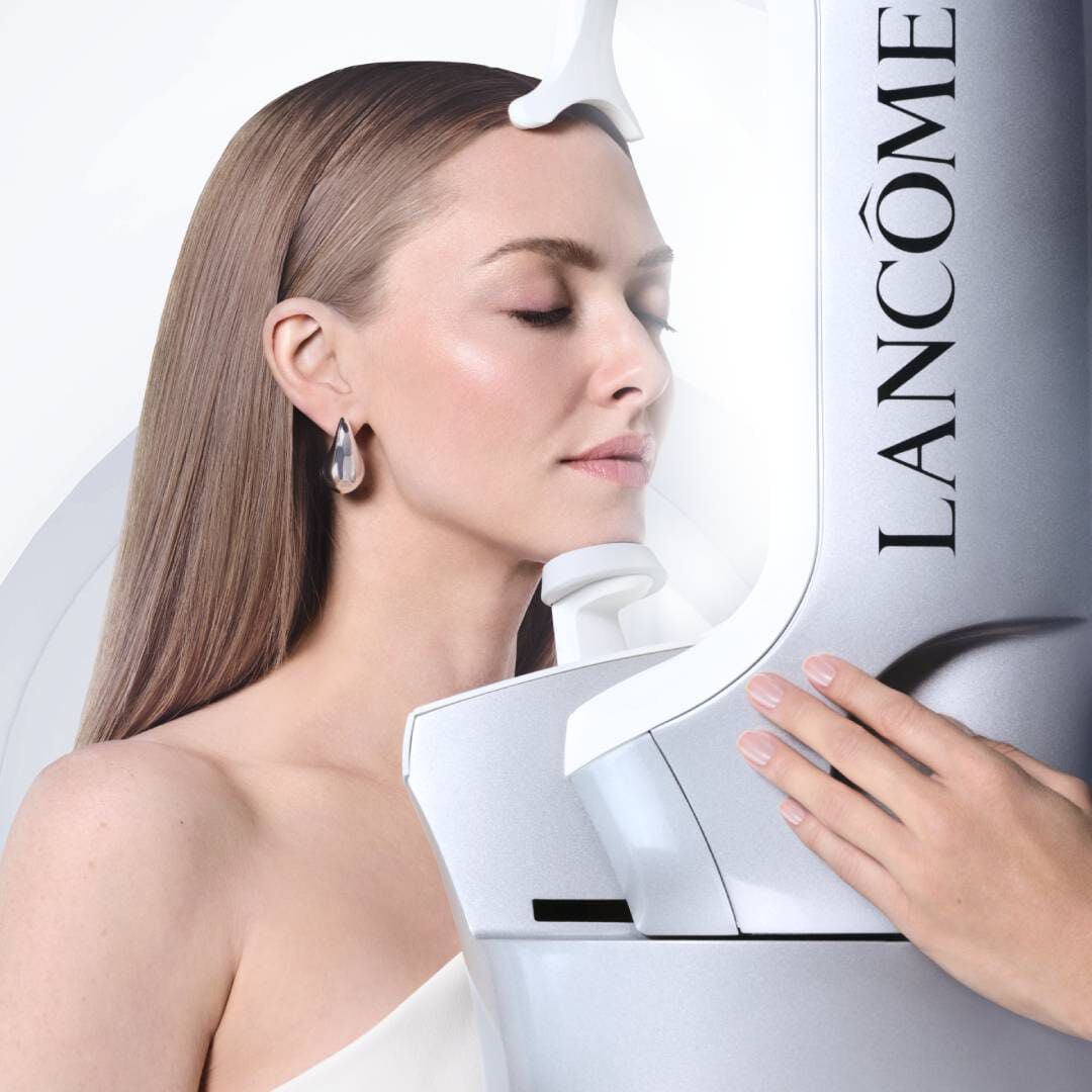 Image d'Amanda Seyfried dont la peau est diagnostiquee grace a une technologie innovante.