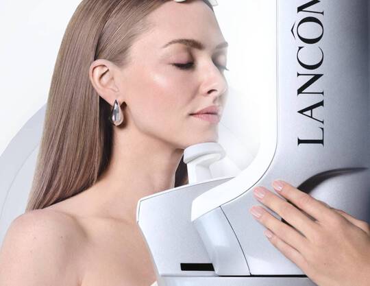 Image d'Amanda Seyfried dont la peau est diagnostiquee grace a une technologie innovante.