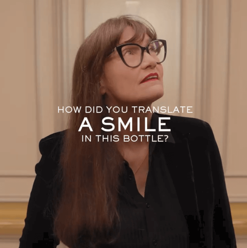Femme aux lunettes, regardant vers le haut, avec un texte sur la traduction d'un sourire dans une bouteille.