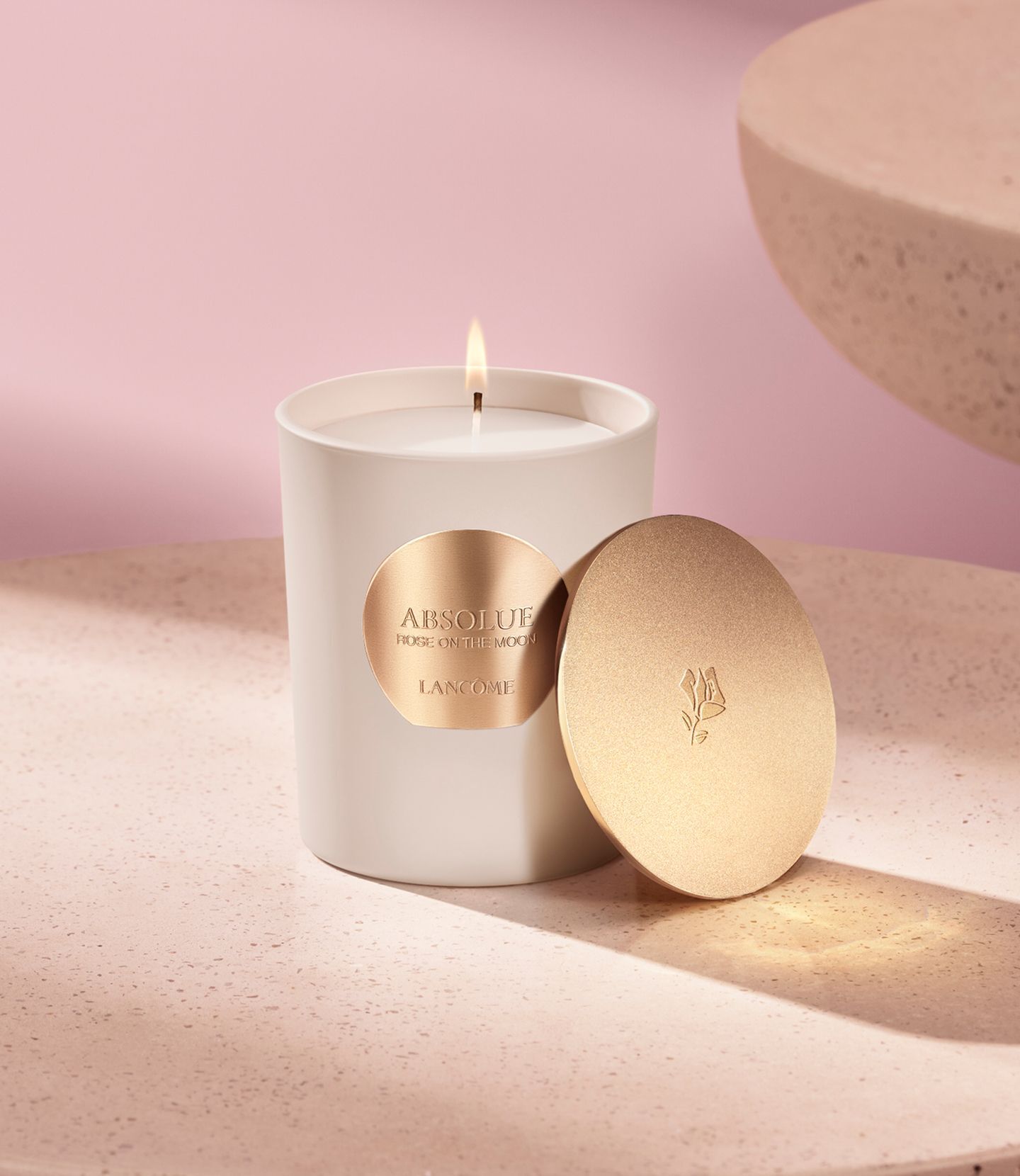 Boogie de parfum Absolue Rose on the Moon de Lancôme, sur un élégant fond de pierre rose