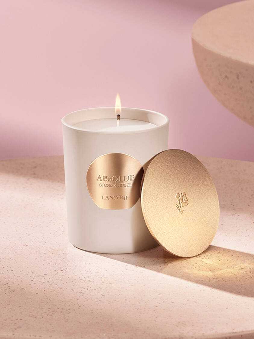 Boogie de parfum Absolue Rose on the Moon de Lancôme, sur un élégant fond de pierre rose