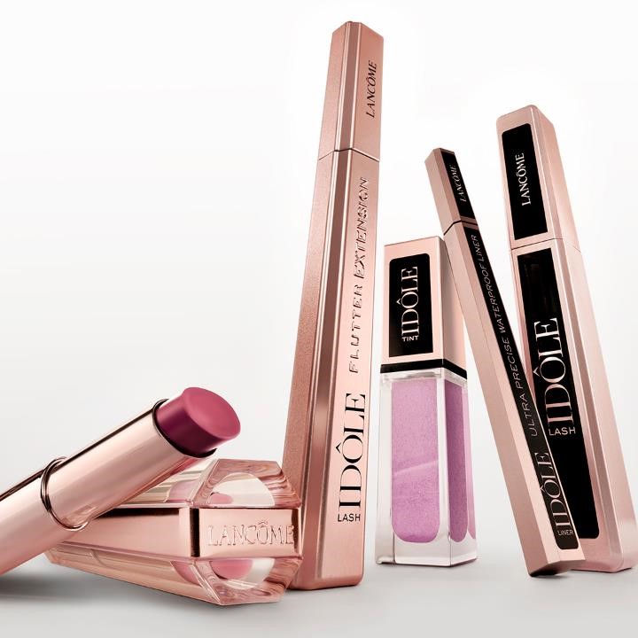 Gamme de maquillage Lancôme Idôle : mascara, gloss et rouge à lèvres, présentés sur fond clair.