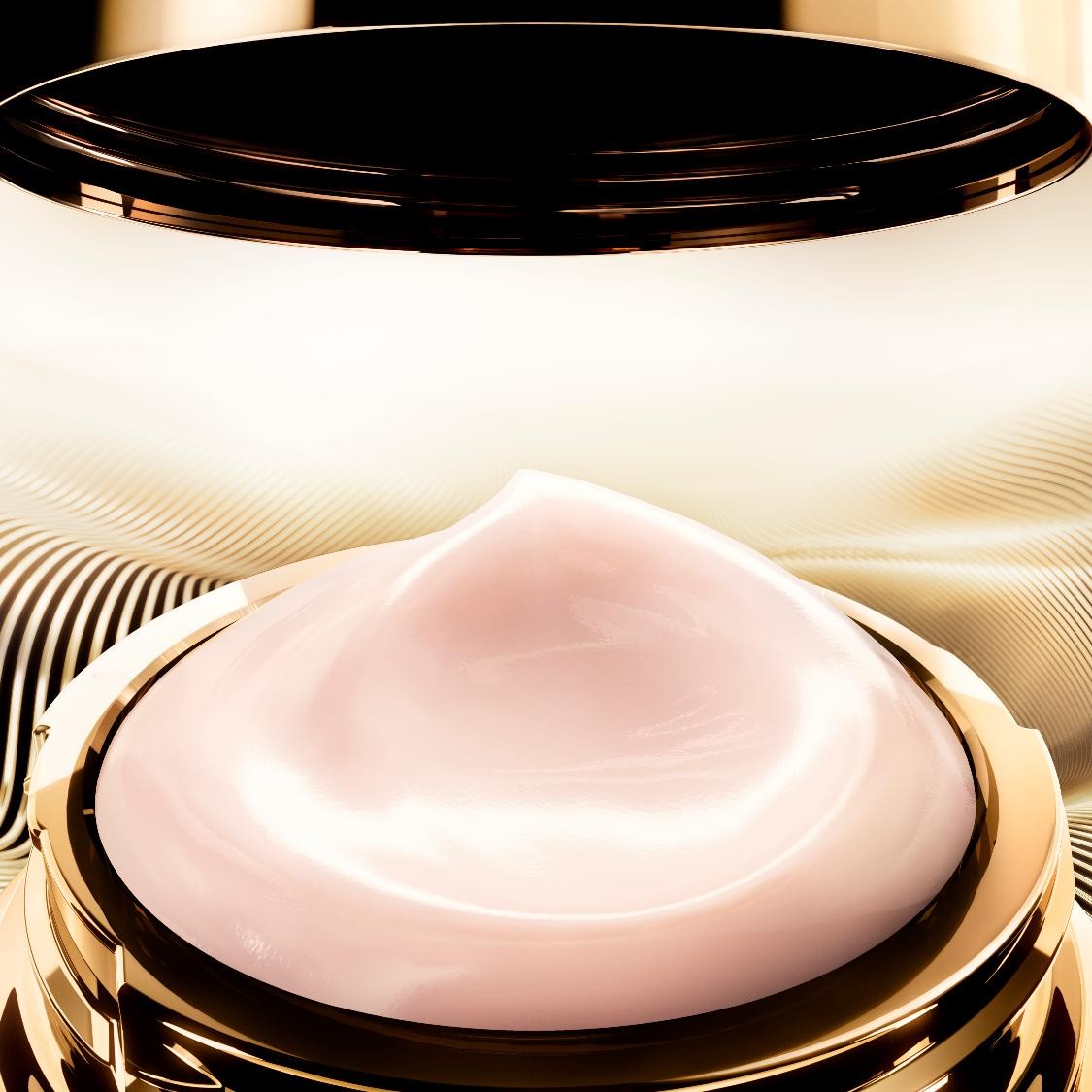 Crème onctueuse dans un élégant contenant doré, mettant en valeur sa texture riche et luxueuse.